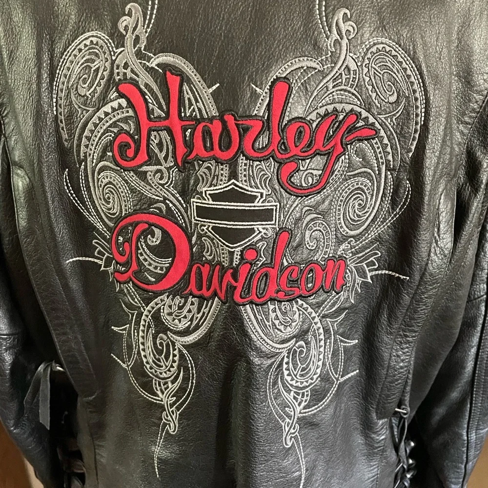 Harley-Davidson Ladies Leather Jacket W/ Red & Gray Design. Sweatshirt included - Picture 4 of 16